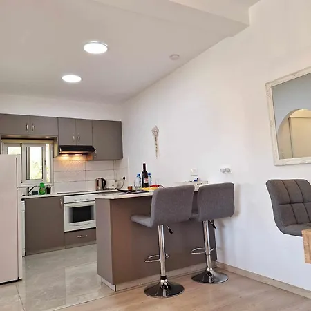 Апартаменты Charming Retreat Kato 400m To The Пафос